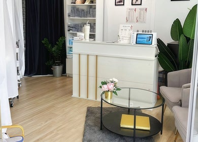 Inviting reception area at LynnStudiosg, Singapore, SG with modern decor and cozy seating.