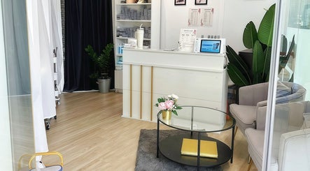 Inviting reception area at LynnStudiosg, Singapore, SG with modern decor and cozy seating.
