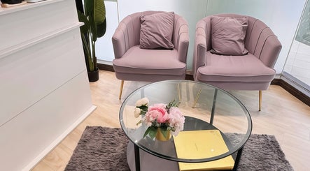 LynnStudiosg lounge area with chic pink chairs and glass table in Singapore, Singapore, SG.