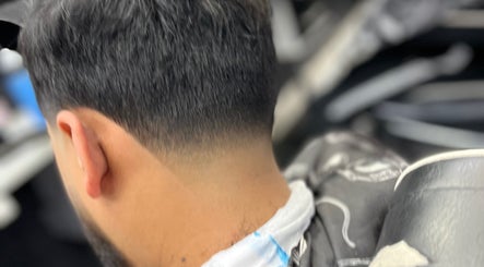Sharp Cuts imagine 3