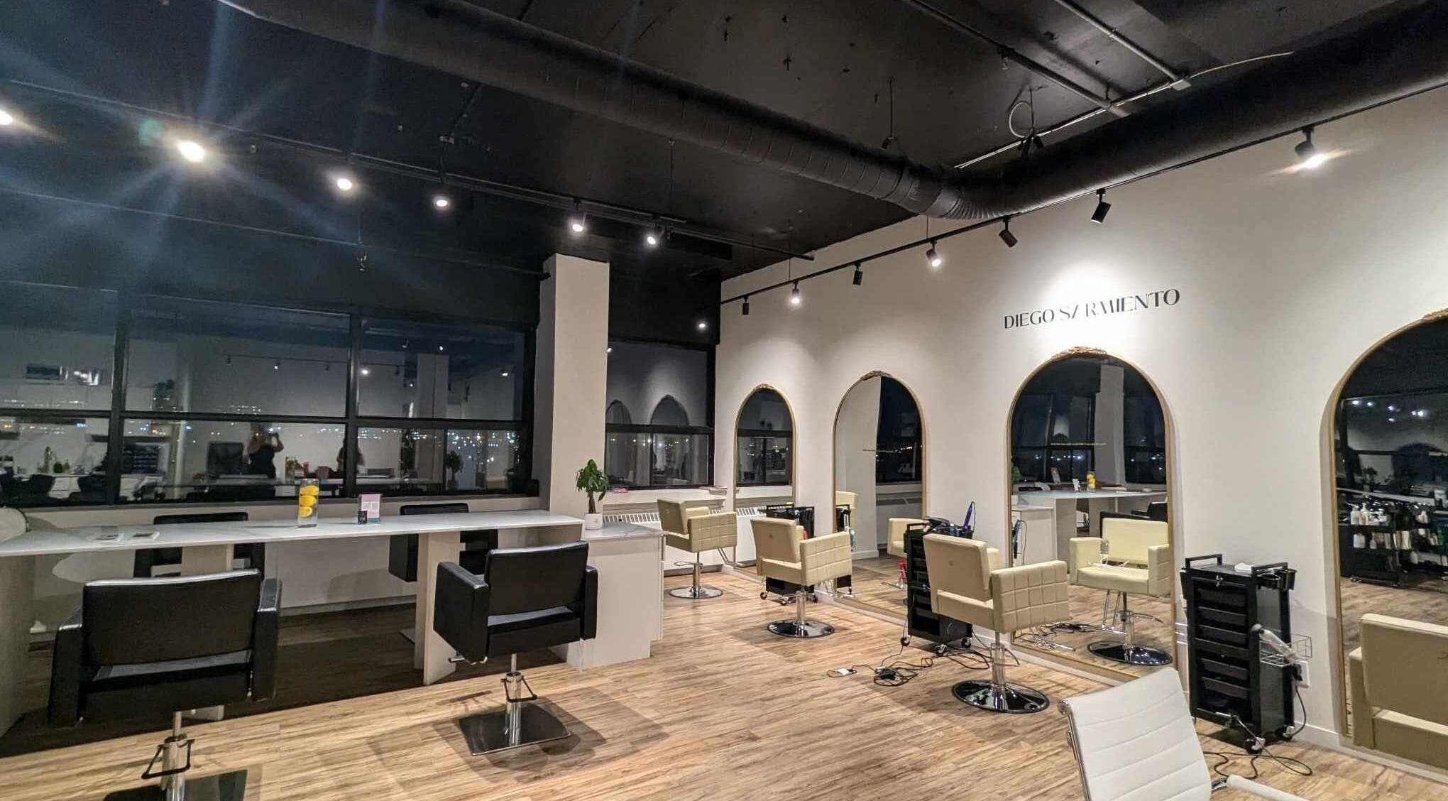 Intérieur moderne de Diego Sarmiento Centre de Beauté à Montréal, Québec, CA avec mobilier élégant et miroirs.