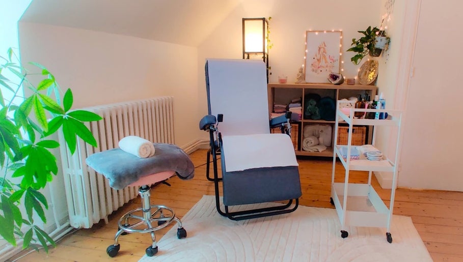 Espace zen chez Ophélie Caquet Réflexologie à Nérondes, Centre-val De Loire, FR. Chaise et décor apaisant.