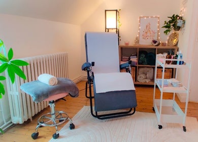 Espace zen chez Ophélie Caquet Réflexologie à Nérondes, Centre-val De Loire, FR. Chaise et décor apaisant.