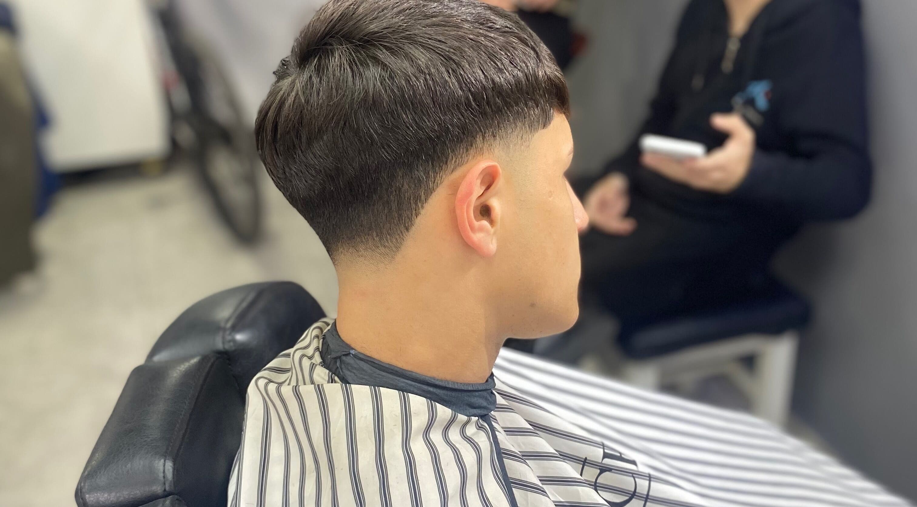Joven en Parla Barber, San Lorenzo, Santa Fe, AR, con corte moderno y elegante.