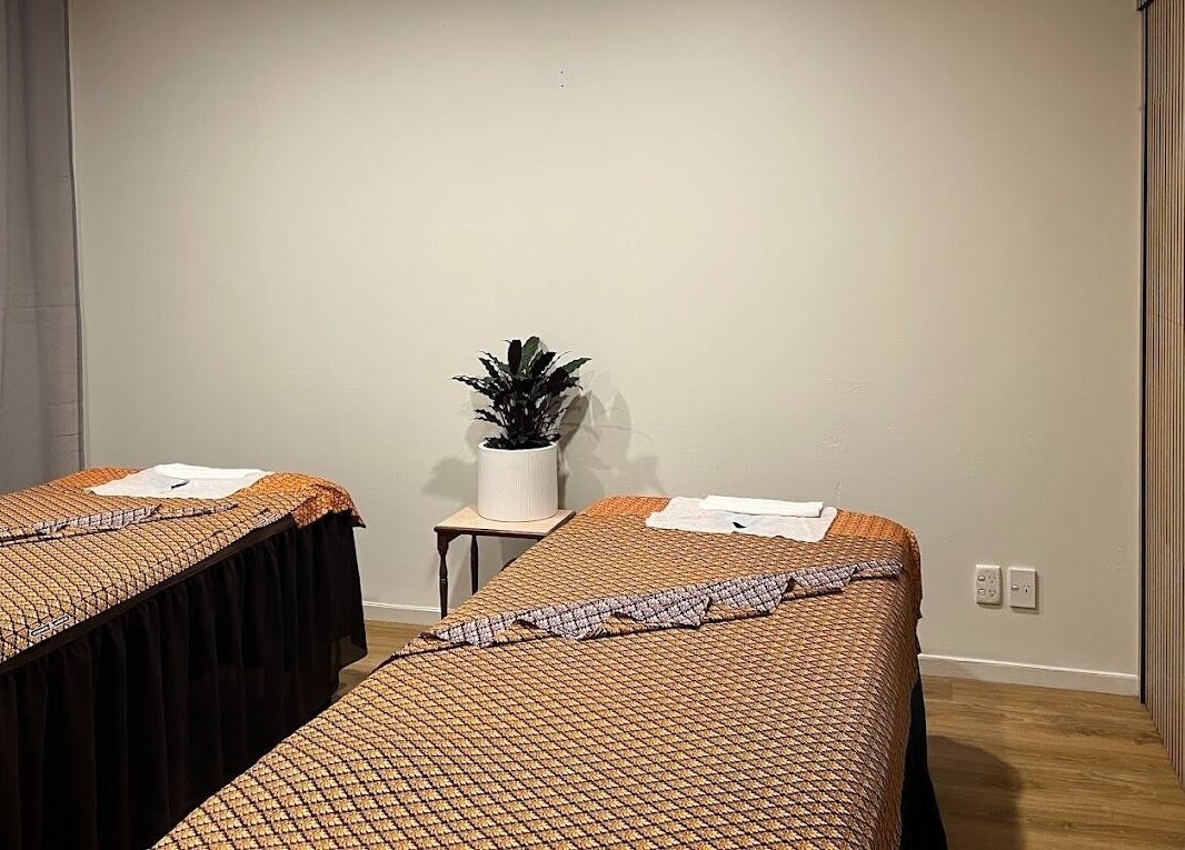 Relaxing massage room with twin beds at Sanctuary Glenfield in Auckland, NZ, perfect for unwinding in tranquility.
