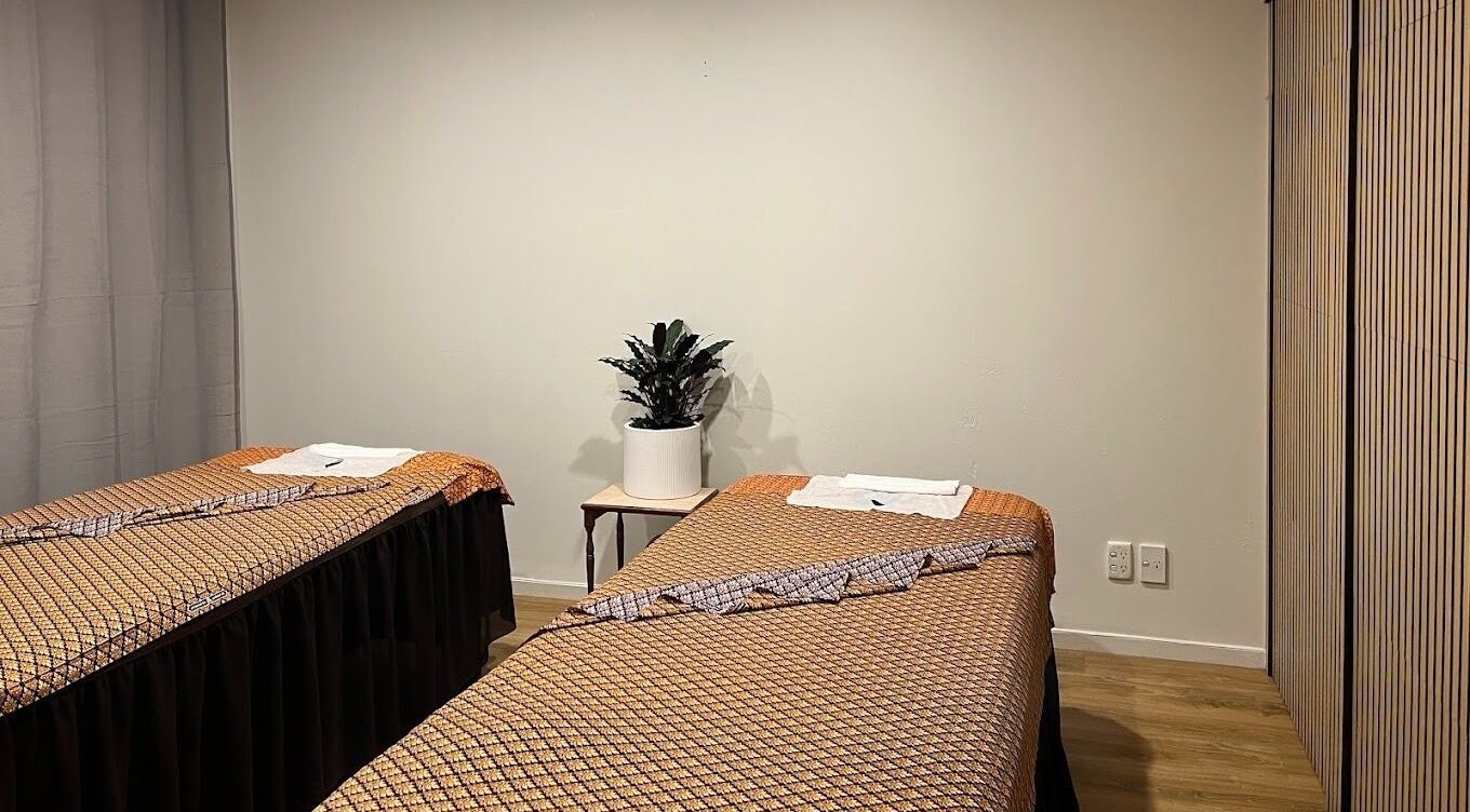 Relaxing massage room with twin beds at Sanctuary Glenfield in Auckland, NZ, perfect for unwinding in tranquility.