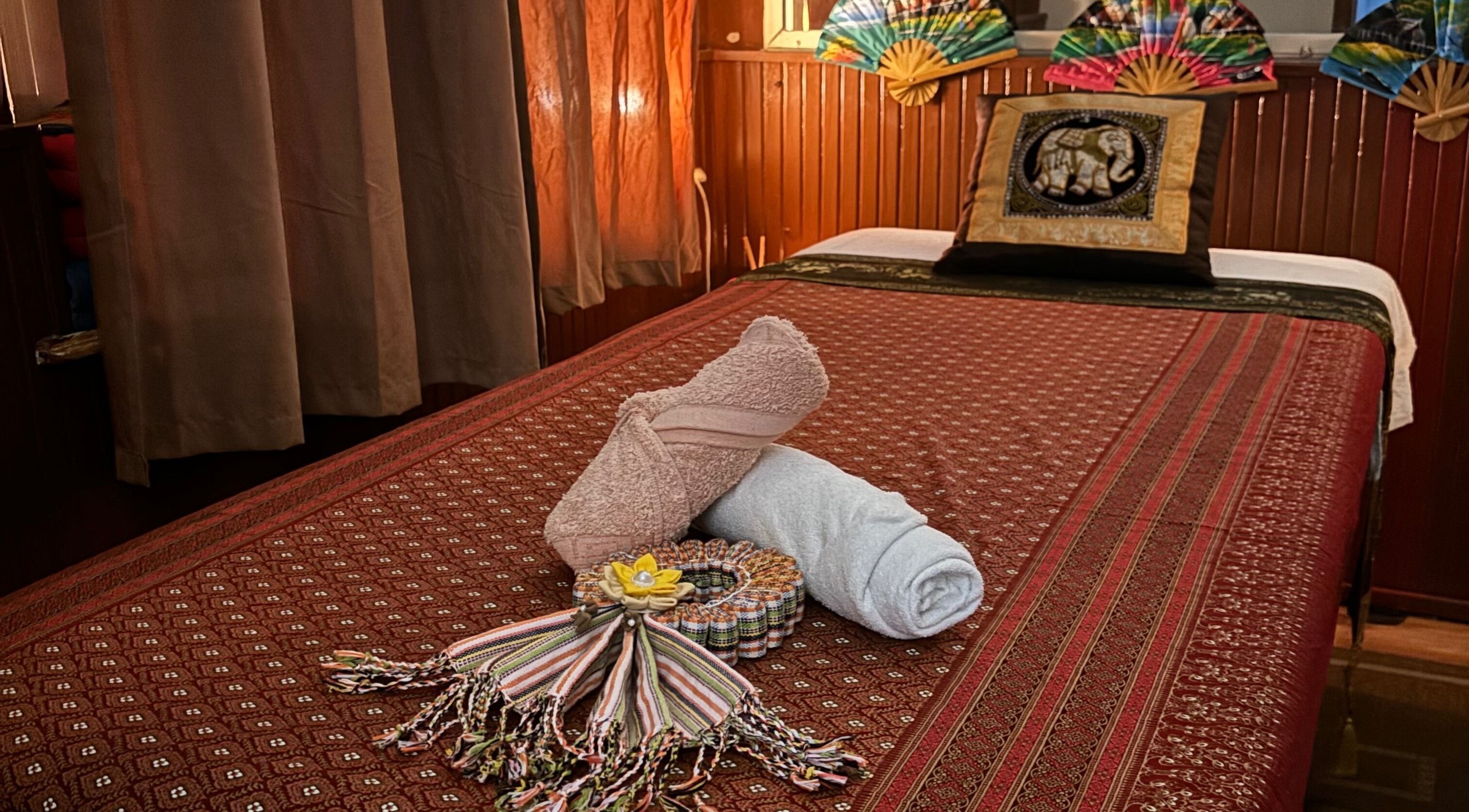 Thaen Thai Massage masszázsszoba Budapest, Magyar, HU, tradicionális dekorációval és friss törölközőkkel.