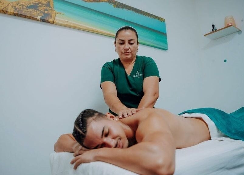 Therapist giving a massage at Kundalini Spa in Noord, AW, enhancing relaxation and wellness.