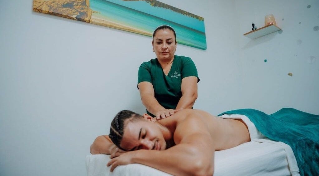 Therapist giving a massage at Kundalini Spa in Noord, AW, enhancing relaxation and wellness.