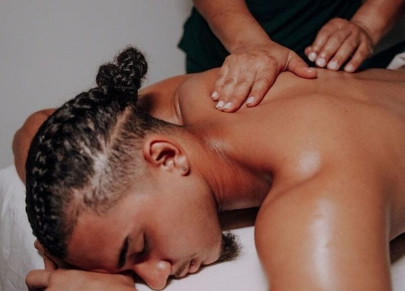 Relaxing massage therapy at Kundalini Spa, Noord, AW, enhancing well-being and stress-relief.