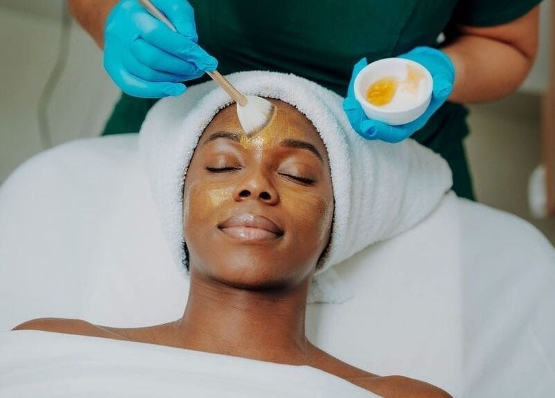 Relaxing facial treatment at Kundalini Spa, Noord, AW providing a rejuvenating experience with golden mask.