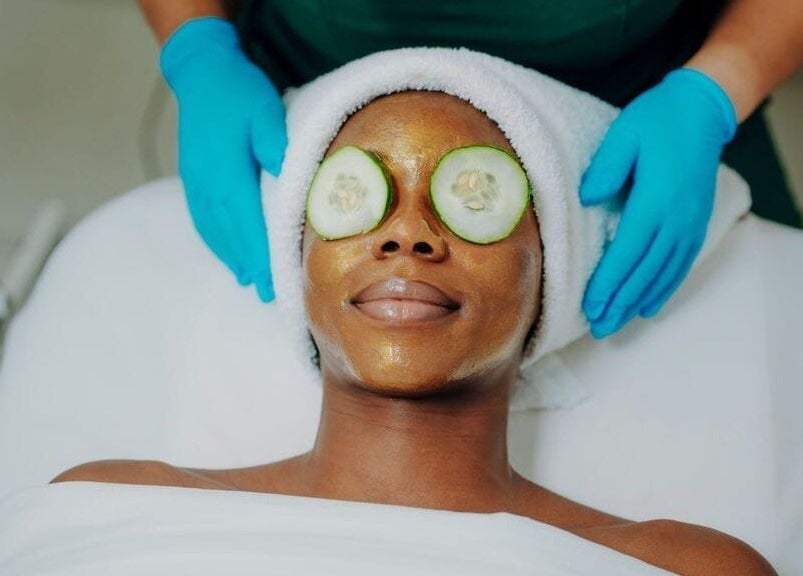 Relaxing facial with cucumber slices at Kundalini Spa, Noord, AW, promoting skin health and relaxation.
