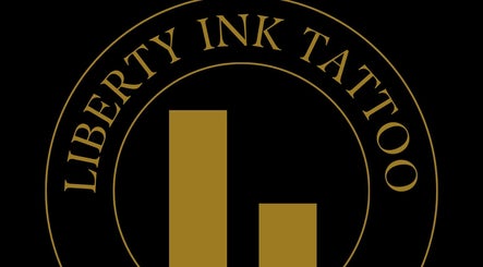 Logo di Liberty Ink Tattoo & Piercing situato a Firenze, Toscana, IT, su sfondo nero con testo dorato.