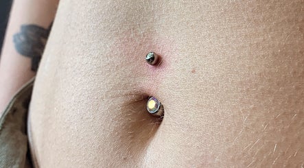 Piercing all'ombelico a Liberty Ink Tattoo & Piercing, Firenze, Toscana, IT.