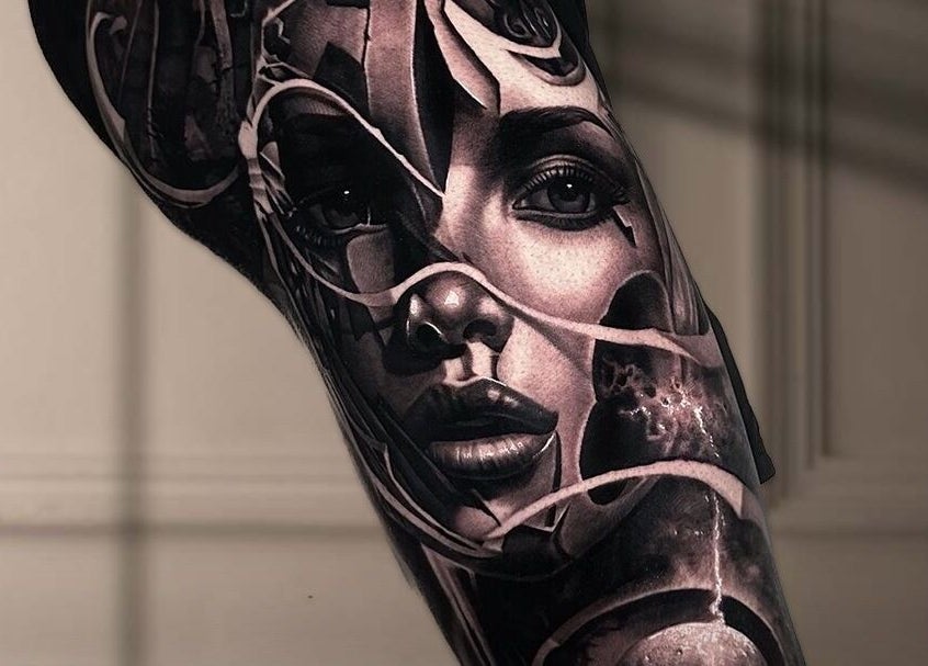 Tatuaggio dettagliato in bianco e nero al Liberty Ink Tattoo & Piercing, Firenze, Toscana, IT.