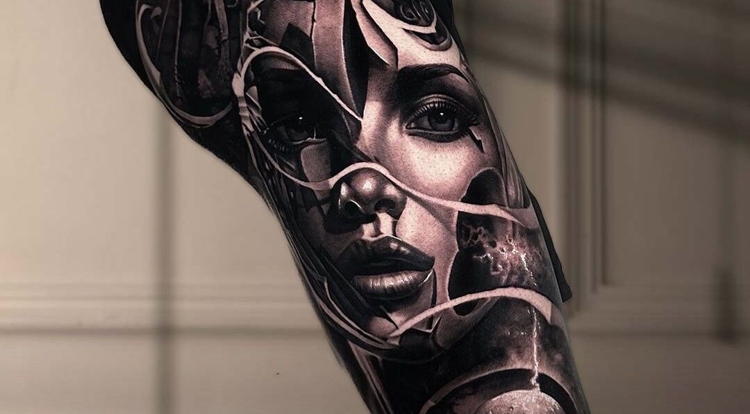 Tatuaggio dettagliato in bianco e nero al Liberty Ink Tattoo & Piercing, Firenze, Toscana, IT.