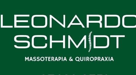 Massoterapeuta e quiropraxia Leonardo Schmidt