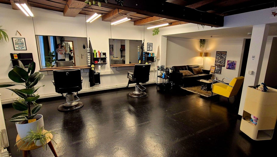 Moderner Friseursalon bei HARCO, Bern, Bern, CH mit eleganter schwarzer Einrichtung und stilvollen Dekorationen.