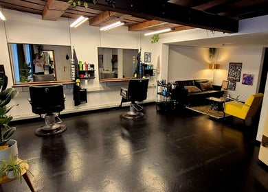 Moderner Friseursalon bei HARCO, Bern, Bern, CH mit eleganter schwarzer Einrichtung und stilvollen Dekorationen.