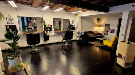 Moderner Friseursalon bei HARCO, Bern, Bern, CH mit eleganter schwarzer Einrichtung und stilvollen Dekorationen.
