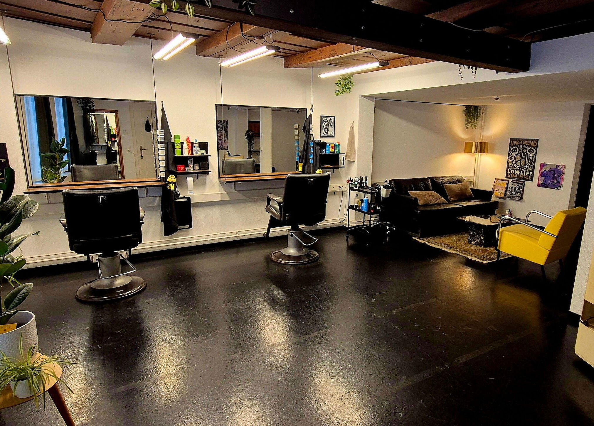 Stilvoller Beauty-Salon HARCO in Bern, Bern, CH mit modernen Details und gemütlicher Wartebereich.