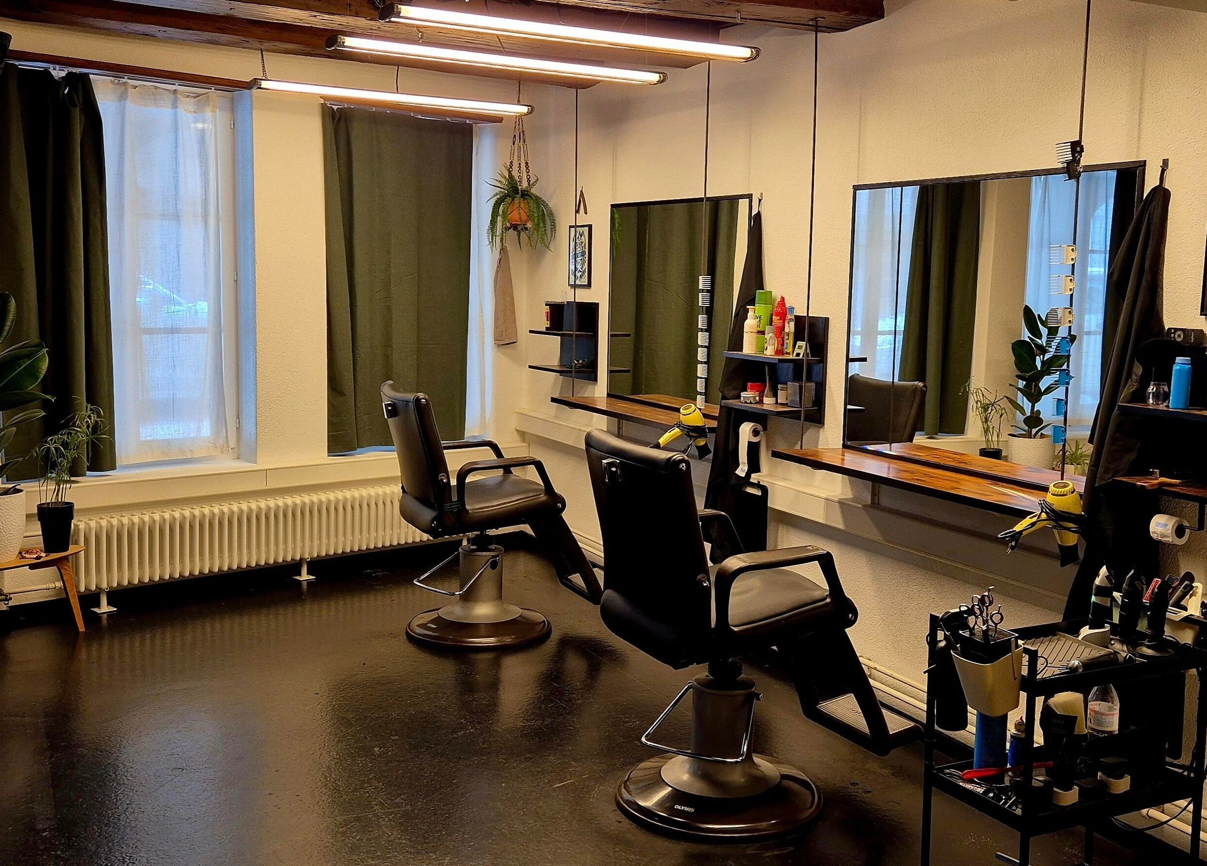 Moderner Salon bei HARCO in Bern, Bern, CH mit stilvollen Friseurstühlen und großen Spiegeln.