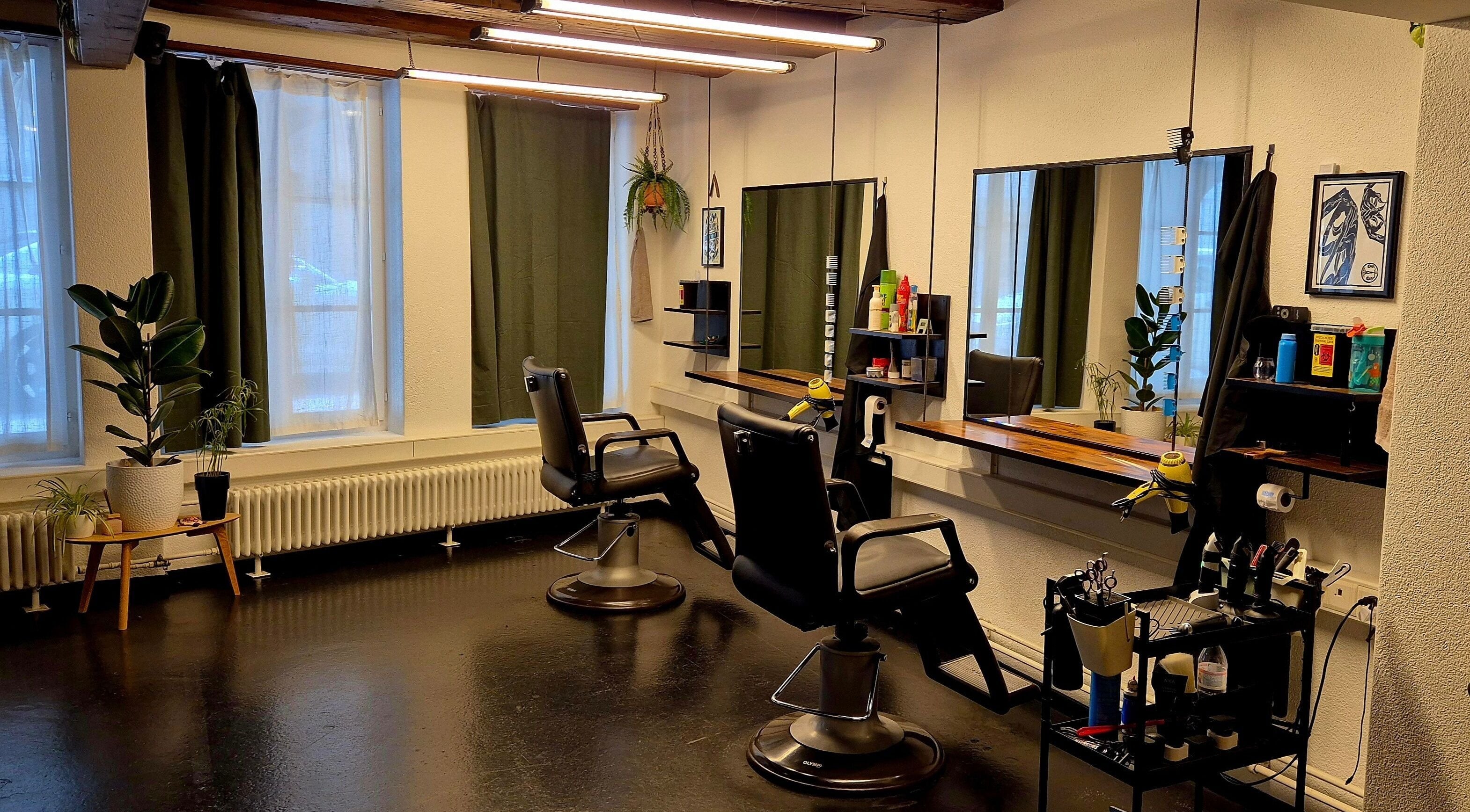 Moderner Salon bei HARCO in Bern, Bern, CH mit stilvollen Friseurstühlen und großen Spiegeln.