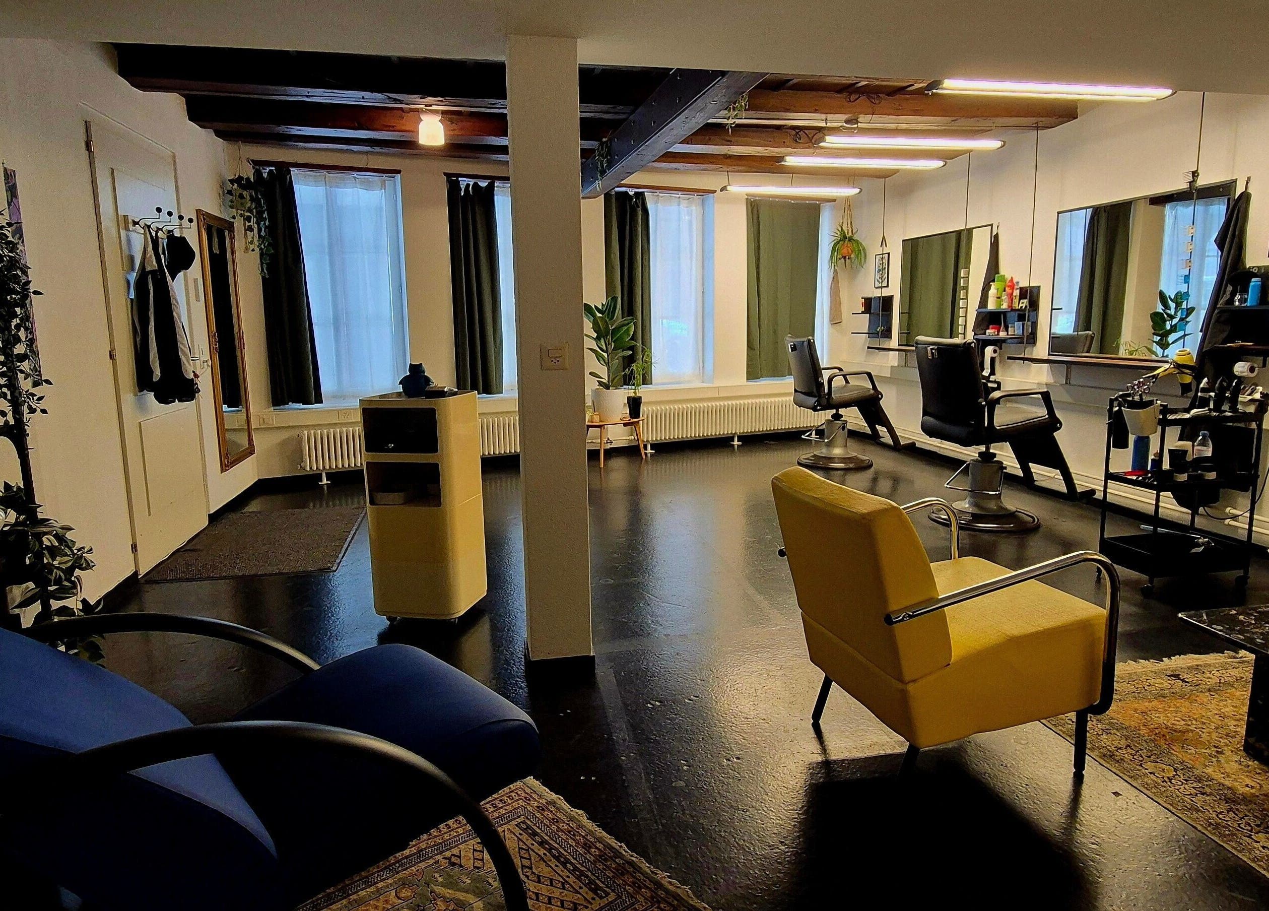 Moderner Schönheitssalon bei HARCO, Bern, Bern, CH, mit stilvoller Einrichtung und komfortablen Stylingstühlen.