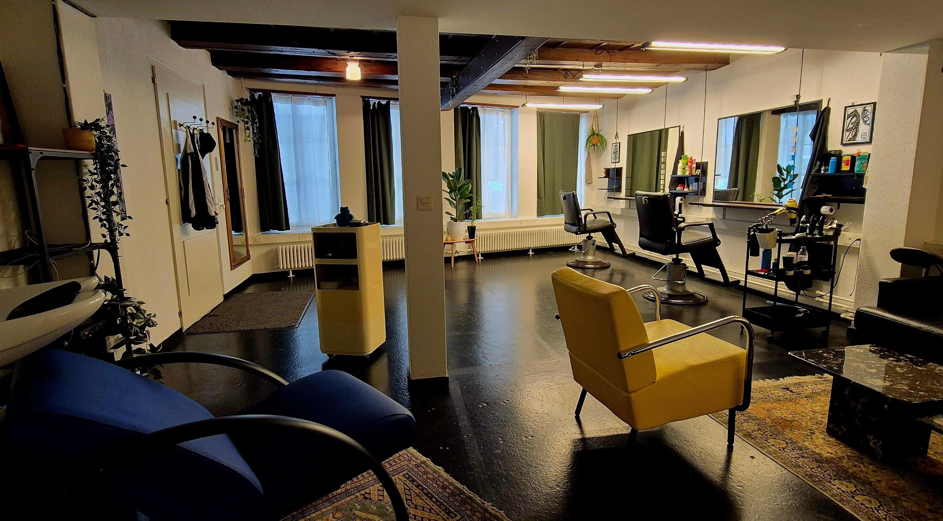 Moderner Schönheitssalon bei HARCO, Bern, Bern, CH, mit stilvoller Einrichtung und komfortablen Stylingstühlen.