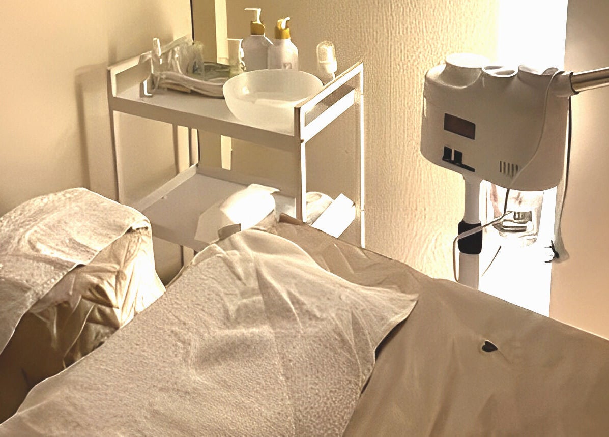 Peaceful treatment room at Beylla Medispa Teluk Intan, TELUK INTAN, Perak, MY, featuring a modern setup.