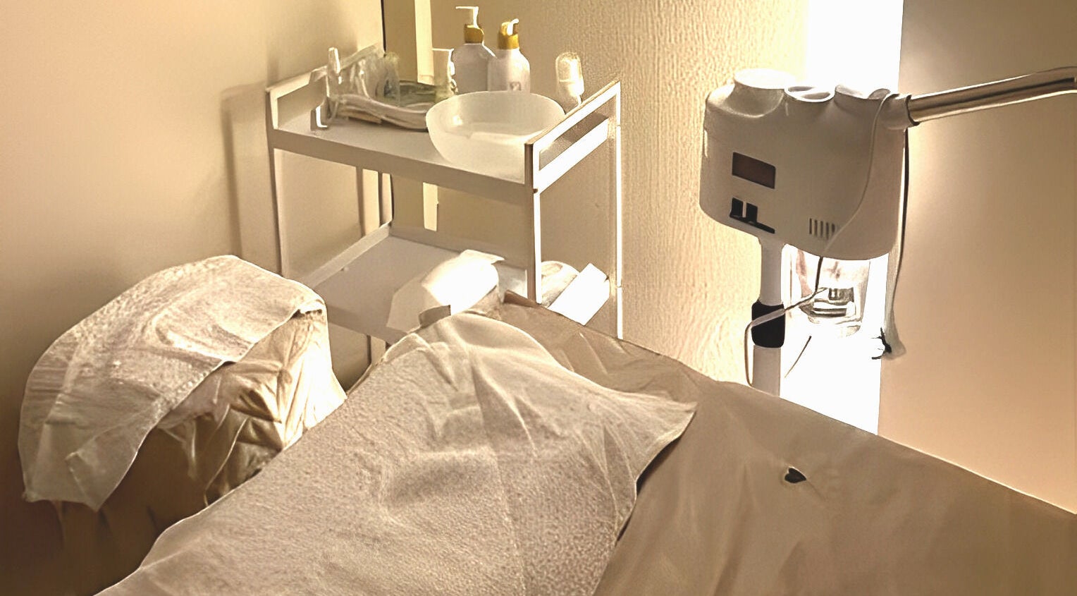 Peaceful treatment room at Beylla Medispa Teluk Intan, TELUK INTAN, Perak, MY, featuring a modern setup.