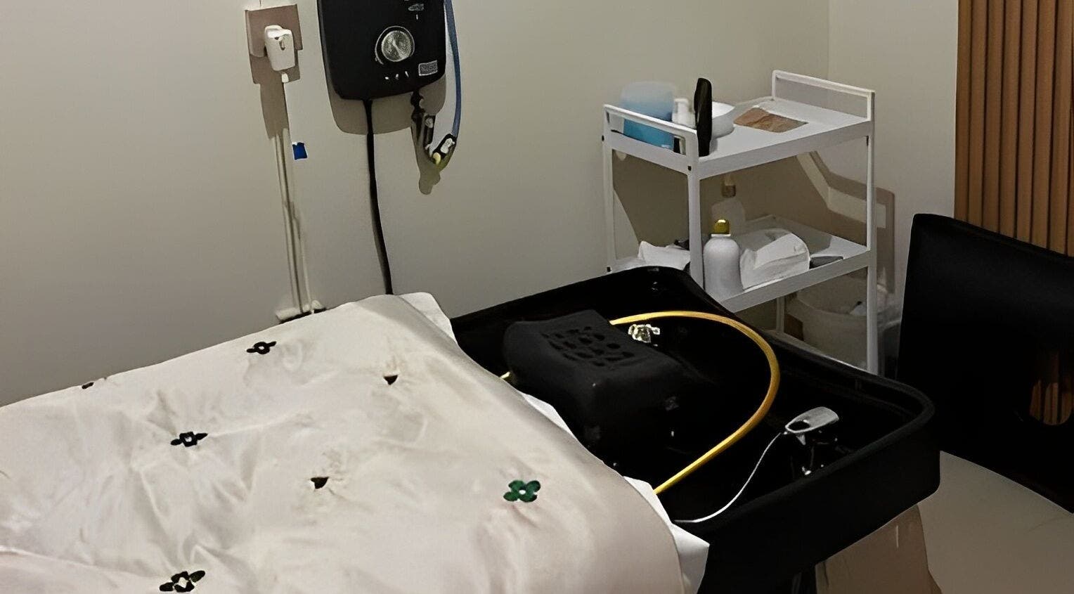 Calm treatment room at Beylla Medispa Teluk Intan in TELUK INTAN, Perak, MY, featuring modern equipment.