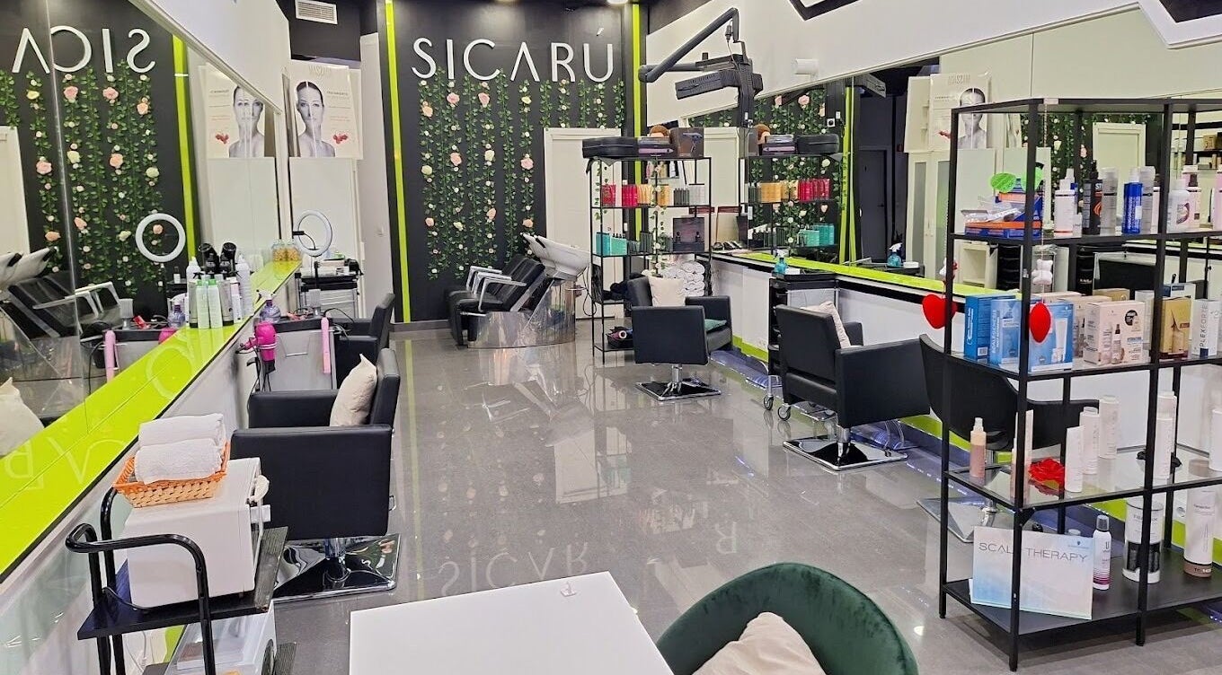 Interior moderno de Sicarú Hair & Beauty en Alcorcón, Comunidad De Madrid, ES con decoración floral y estaciones de belleza.