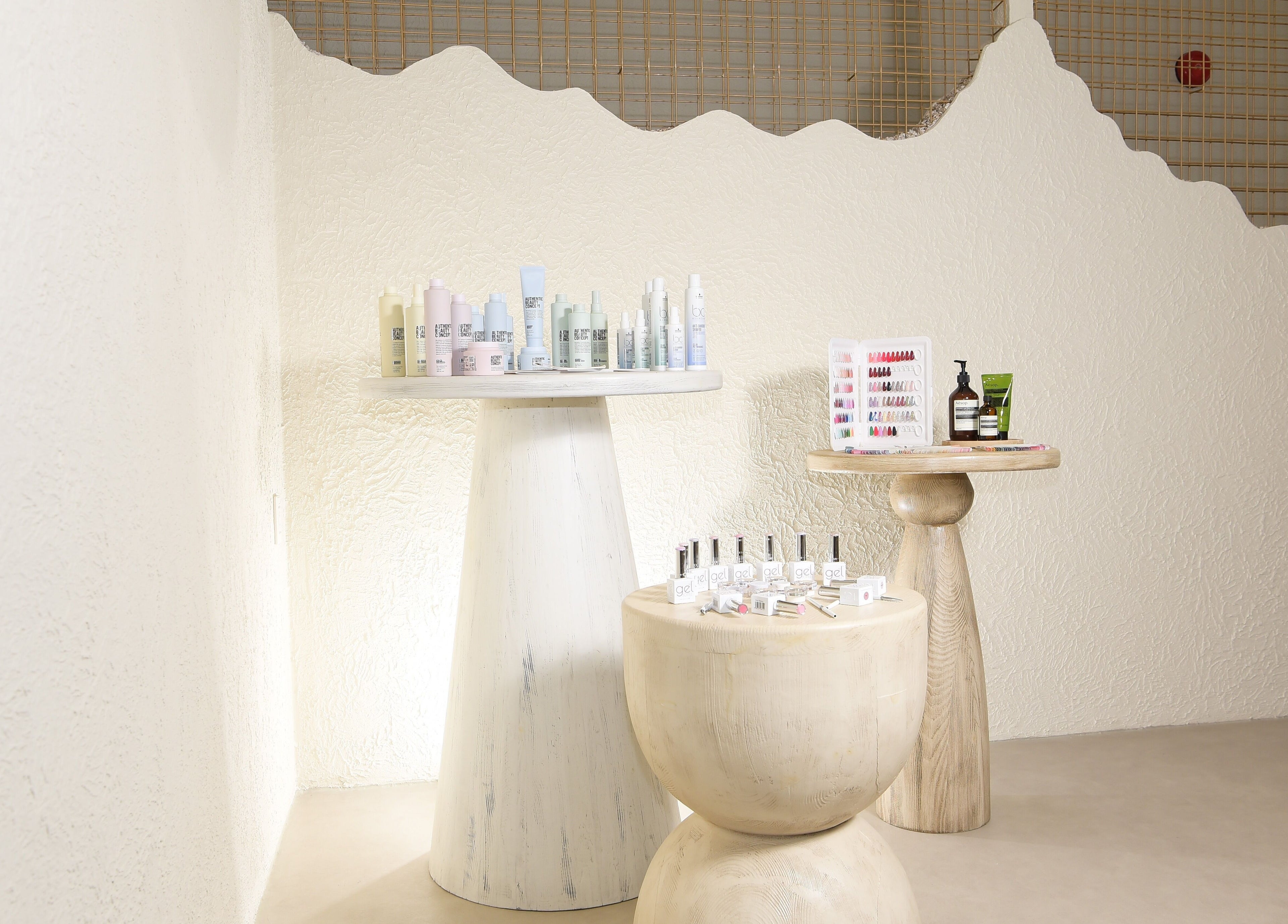 منتجات التجميل على طاولة في Vanity Spa | ڤانتي سبا، الخبر، الشرقية، SA.