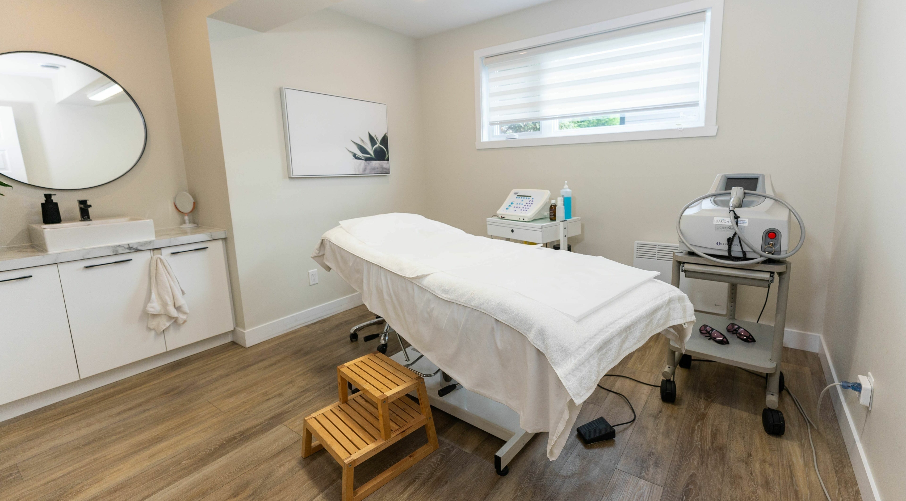 Salle de soin moderne chez Dermo-Esthétique Marie-Ève à Lévis, Québec, CA. Table de massage et équipements esthétiques.