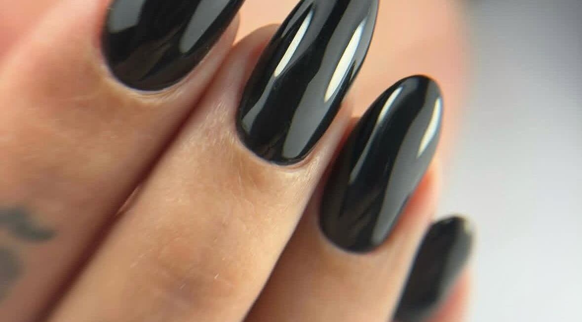 Manicura negra brillante realizada en Adasat Studio, Canarias, Canarias, ES.