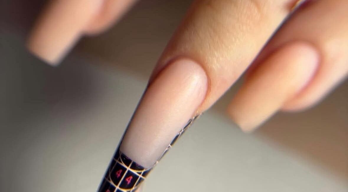 Manicura en Adasat Studio, Canarias, Canarias, ES, mostrando uñas elegantes y bien cuidadas.