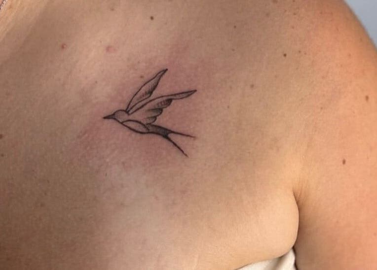 Tatuaje de golondrina en Adasat Studio, Canarias, Canarias, ES, mostrando estilo y arte delicado.