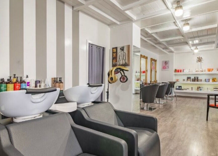 Interno di Venere Parrucchieri ad Alghero, Sassari, IT, salone moderno e raffinato.