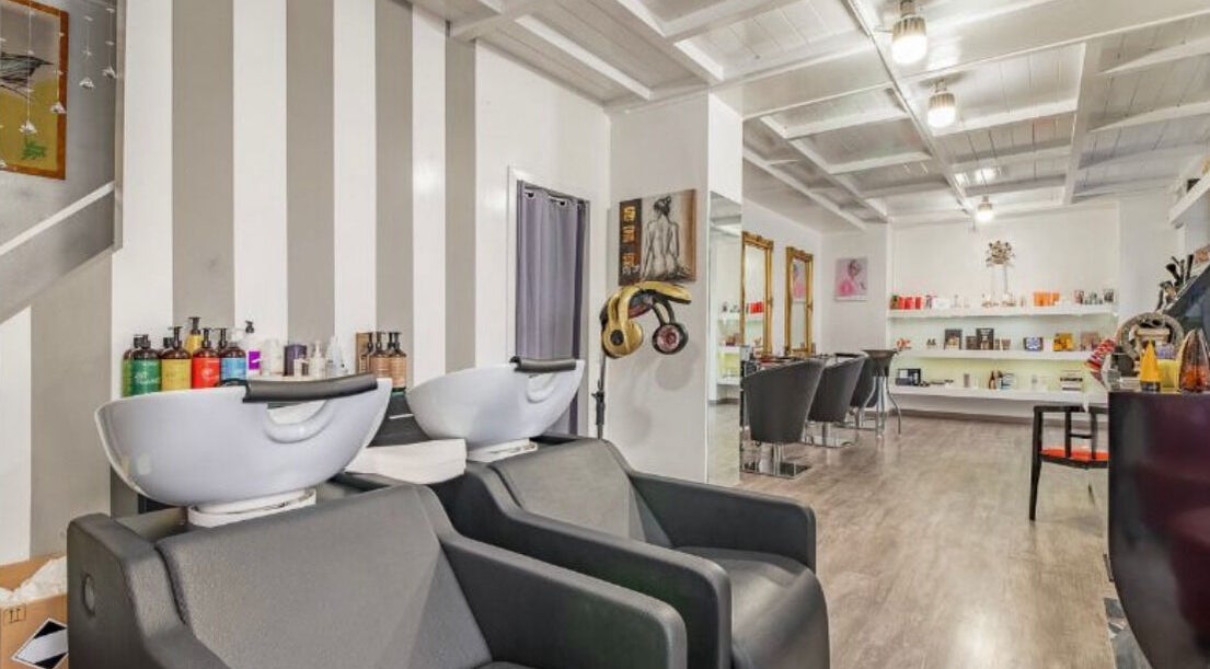 Interno di Venere Parrucchieri ad Alghero, Sassari, IT, salone moderno e raffinato.