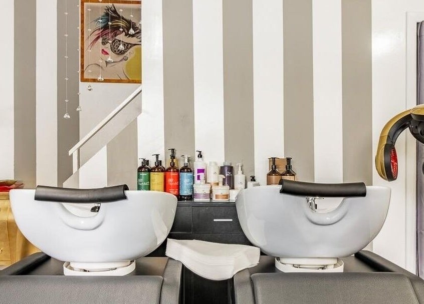 Area lavaggio elegante con attrezzature moderne al Venere Parrucchieri, Alghero, Sassari, IT.