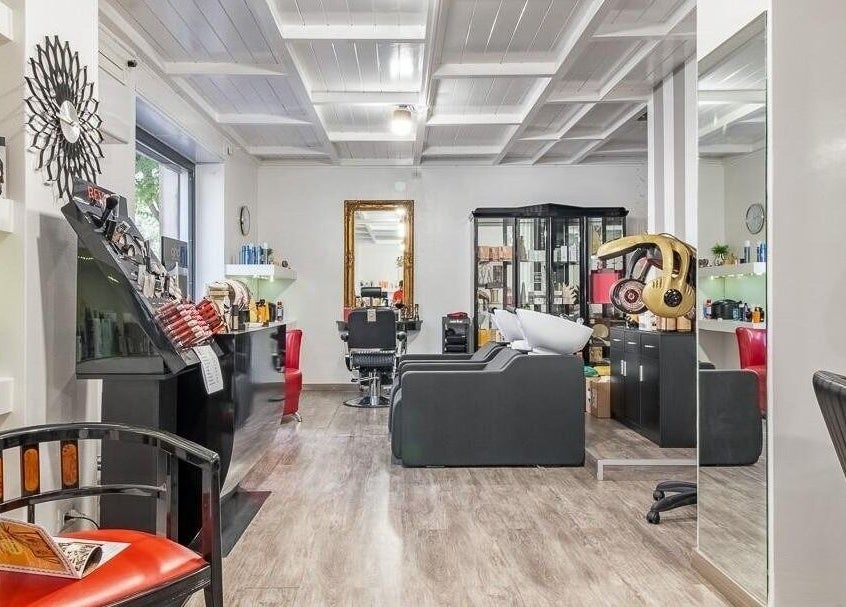 Interni moderni di Venere Parrucchieri a Alghero, Sassari, IT, con sedie eleganti e attrezzature di bellezza.