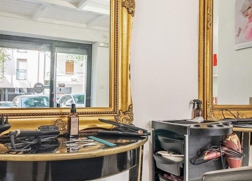 Eleganti specchi dorati e strumenti di bellezza a Venere Parrucchieri, Alghero, Sassari, IT.