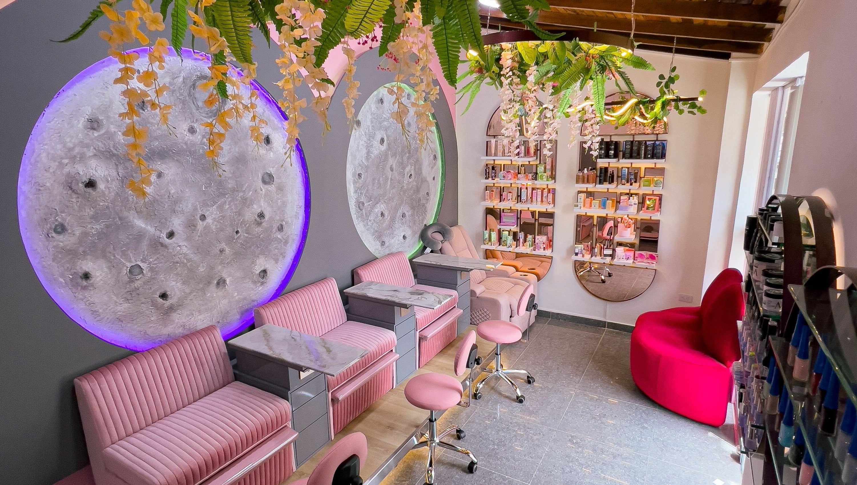 Interior moderno de Shanti Beauty en Cúcuta, Norte De Santander, CO, con decoración lunar y muebles rosados.