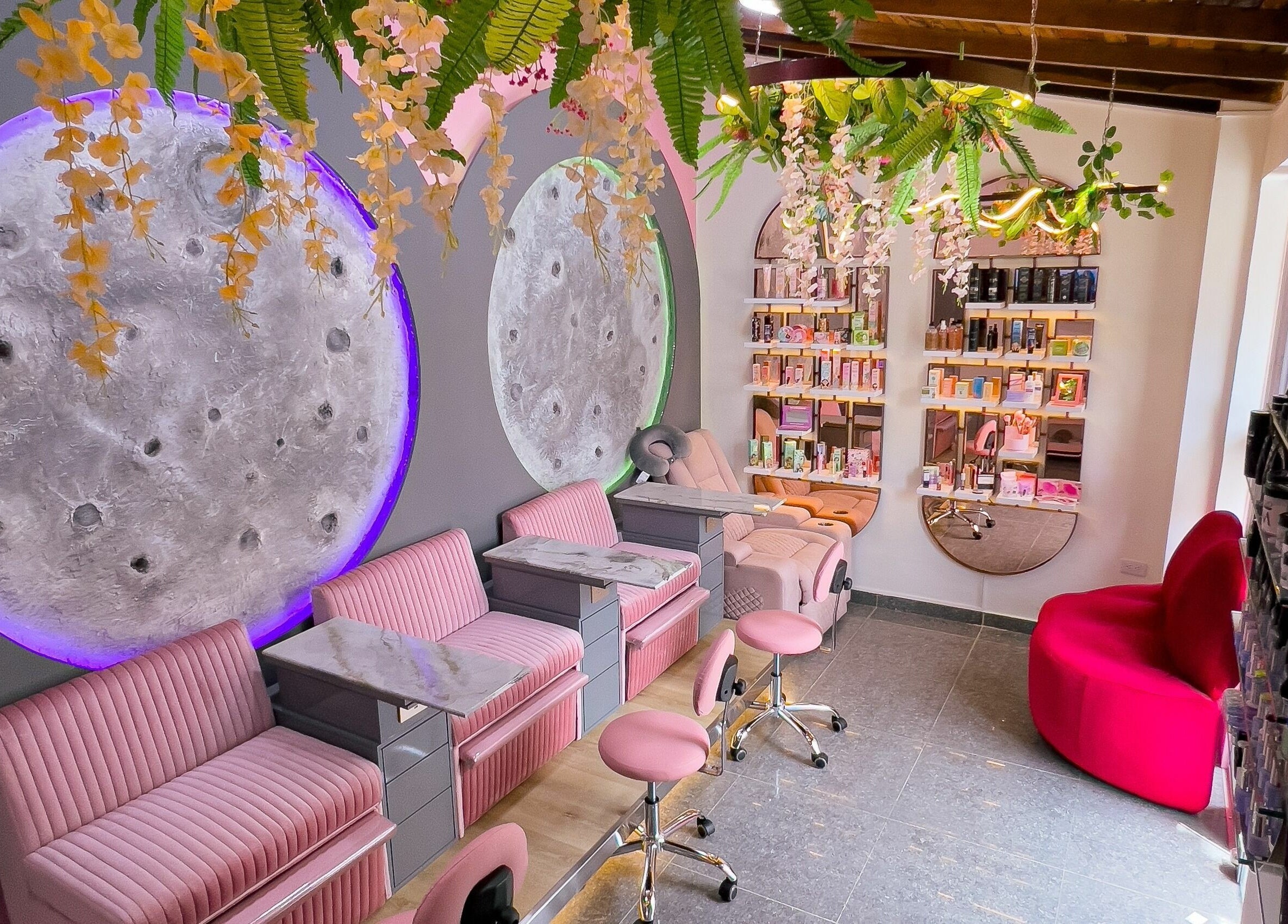 Interior moderno de Shanti Beauty en Cúcuta, Norte De Santander, CO, con decoración lunar y muebles rosados.
