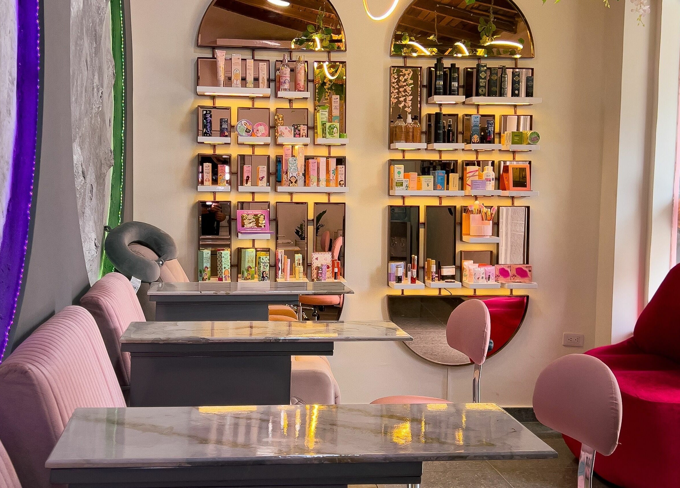 Interior acogedor de Shanti Beauty en Cúcuta, Norte De Santander, CO, mostrando elegantes muebles y productos.