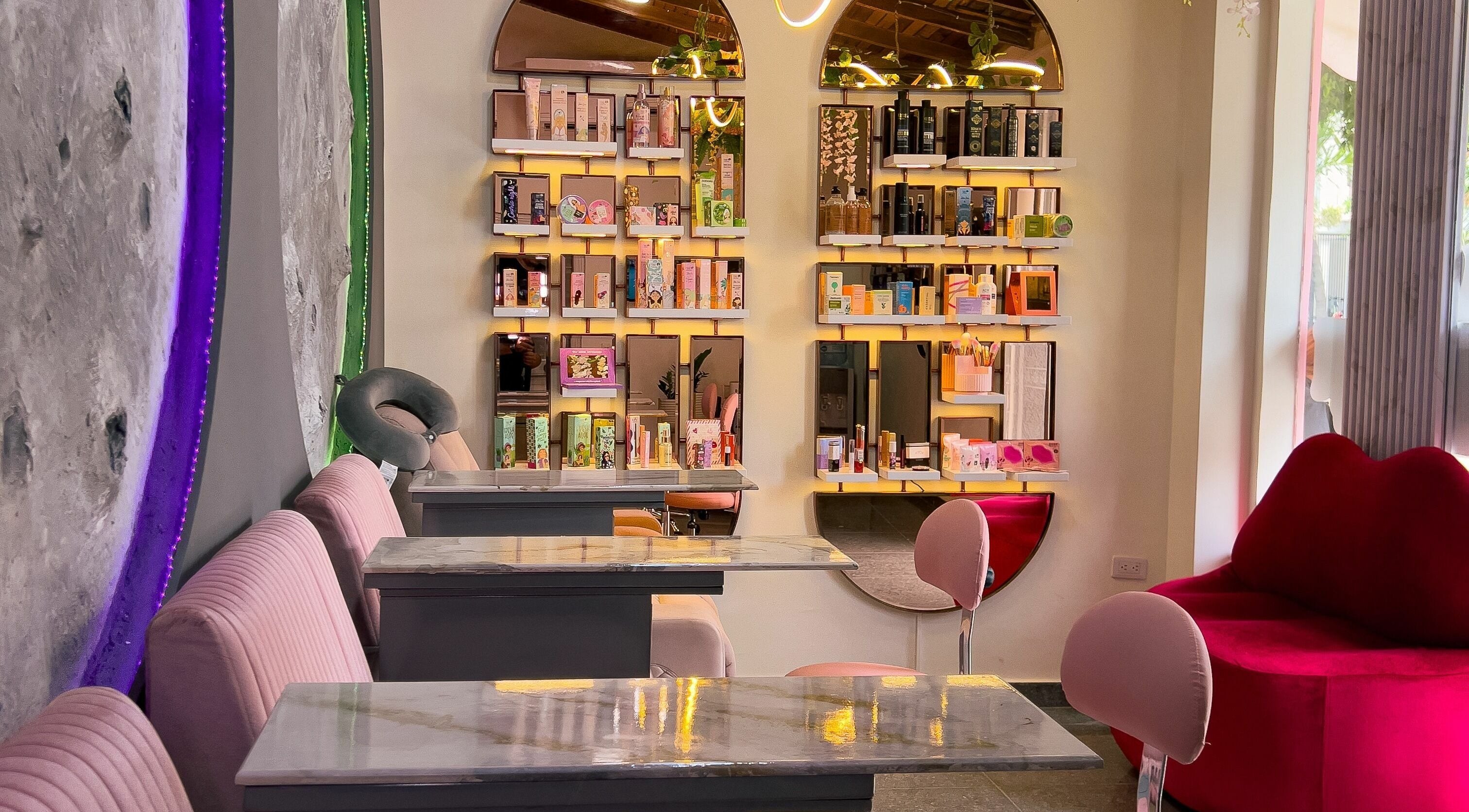 Interior acogedor de Shanti Beauty en Cúcuta, Norte De Santander, CO, mostrando elegantes muebles y productos.