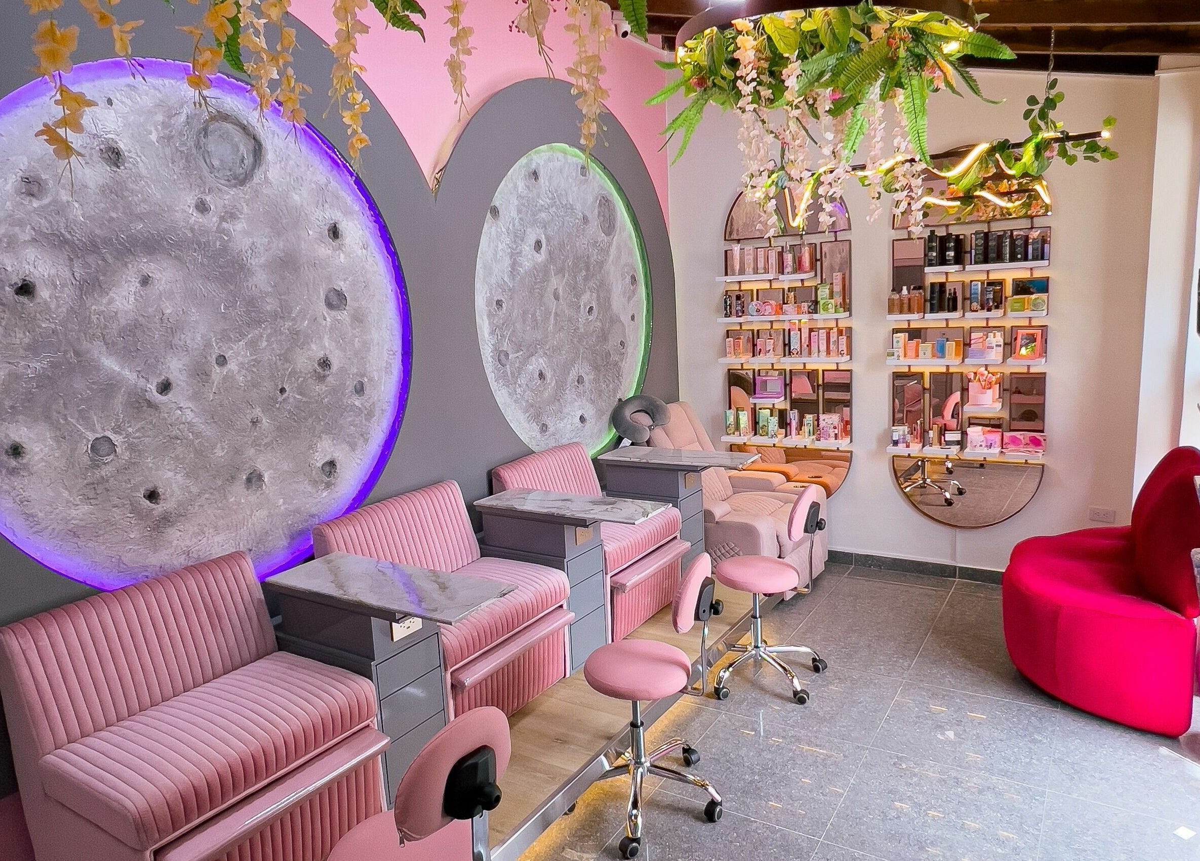 Interior moderno y elegante de Shanti Beauty, Cúcuta, Norte De Santander, CO, con decoración lunar y mobiliario rosa.