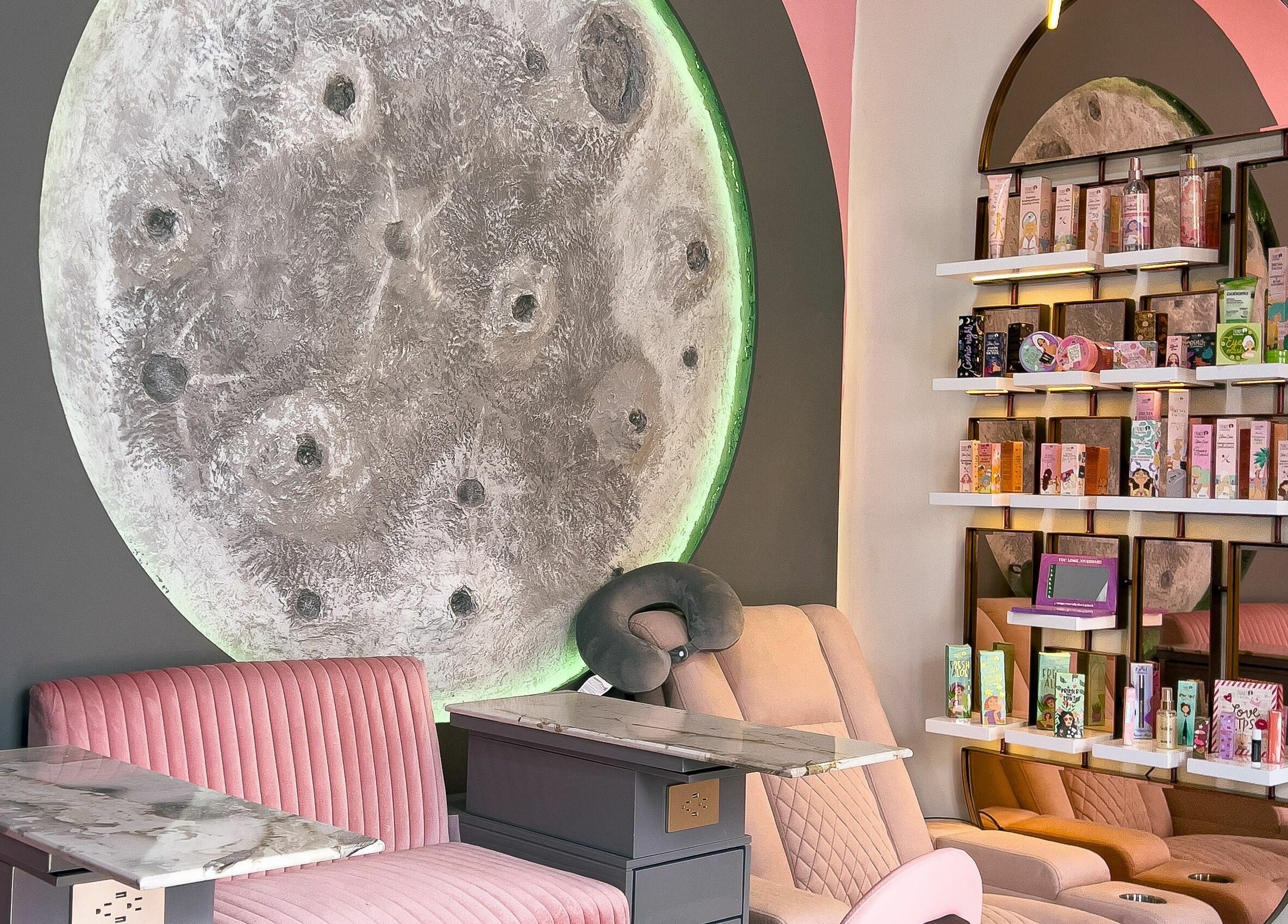 Interior de Shanti Beauty en Cúcuta, Norte De Santander, CO con una pared decorativa lunar y sillones acogedores.