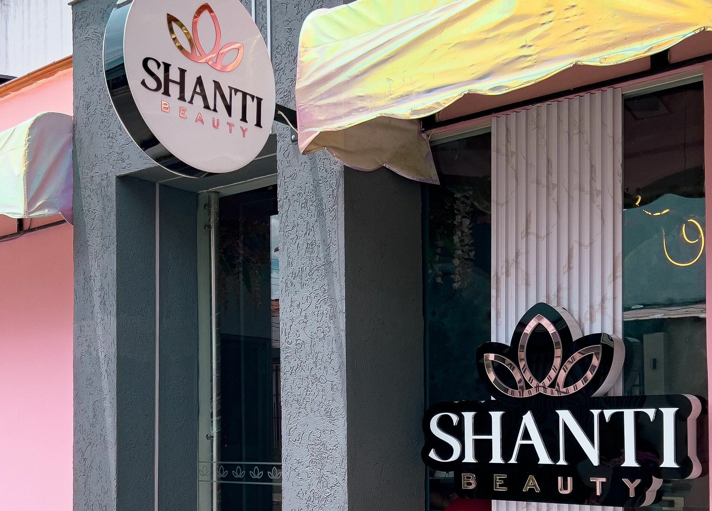 Fachada de Shanti Beauty en Cúcuta, Norte De Santander, CO, destacando su diseño moderno y acogedor.